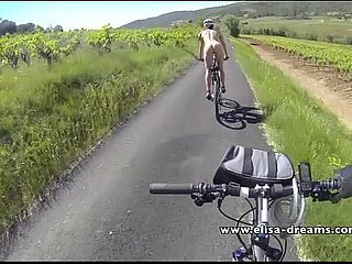 道路上の公共自転車に点滅し、ヌード