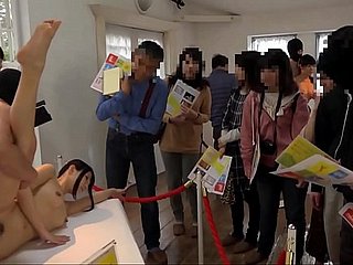 Bonking Nhật Teens Tại Slay rub elbows with Art Show