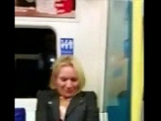 女はオンザローカル地下鉄ながらフリーキーを取得します！