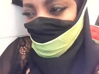 femme musulmane avec masturber seins incroyables