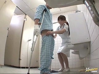 Marketable японская медсестра дает мастурбирует пациенту