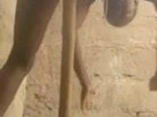 Mulher Africano masturba com um cabo de vassoura.
