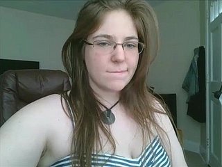 adolescente grasa en gafas se masturba en la webcam