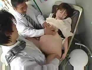 Zwangere Japans meisje speelgoed zich in een ziekenhuis
