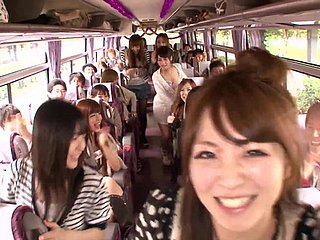 コックを吸って日本の女を乗って移動バスでのク​​レイジー乱交