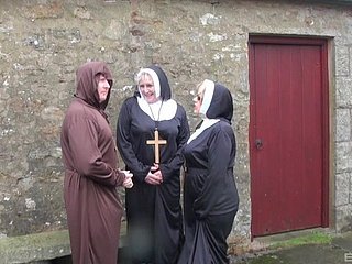 Sujo maduro freiras Trisha e Claire Knight têm threesome kinky