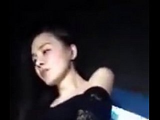 полоса китайской девушки танцует в клубе