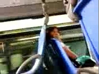 Kontol berkedip untuk wanita yang mengasyikkan di bus