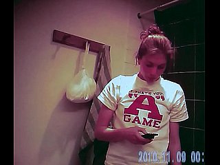 الطالبة أو مختلط مكشوف قبل الاستحمام على spycam