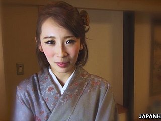 Nympho japonês em Kimono Aya Kisaki está pronto para se masturbar