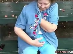 Granny piscando em público