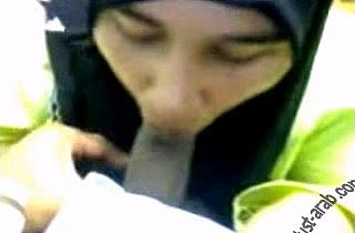 Puta árabe amateur gordita atrapada por teléfono celular chupando la polla de su novio