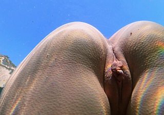 Slim Girl schwimmt nackt im Meer und masturbiert ihre Muschi