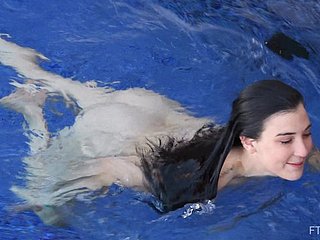 La adolescente bungling morena Bella se desnuda y nadan desnudas