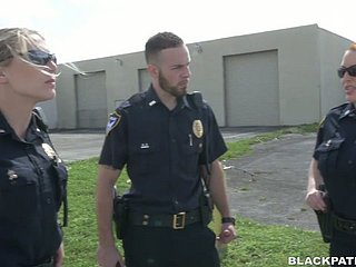 Dwie policyjne kobiety pieprzone aresztowały czarnego faceta i zmusza go attain lizania twatów