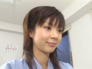 Infinitesimal adolescente asiático Aki Hoshino visita o médico para check-up