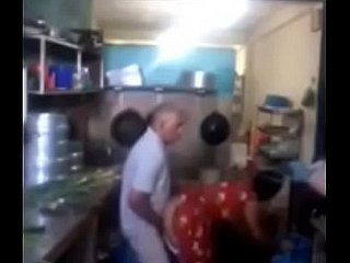 Srilankan Chacha che scopa rapidamente benumbed sua cameriera fro cucina