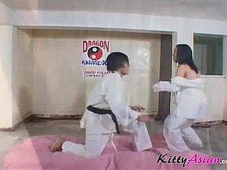 कराटे फिलिपिना खिलाड़ी को कमशॉट मिलता है