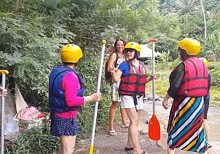 Buceta piscando not any ponto de rafting entre turistas chineses # público sem calcinha