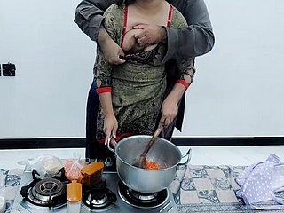 Pakistani Dorffrau Frau adjacent to der Küche gefickt, während sie mit klarem Hindi -Audio kochen