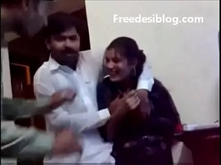 Numbing niña y el niño pakistaníes desi disfrutan en Numbing habitación del albergue