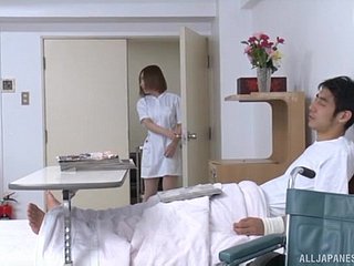 Pornô de hospital inquieto entre uma enfermeira japonesa quente e um paciente