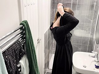 ¡¡¡DIOS MÍO!!! Cam escondida en el apartamento de Airbnb atrapó a wheezles niña árabe musulmana en Hijab tomando ducha y masturbado