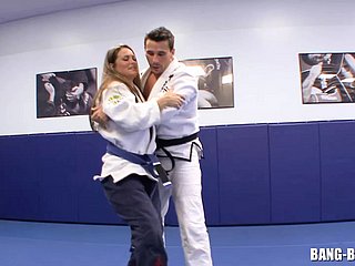 Karate -trainer neukt zijn pupil freely na grondgevecht