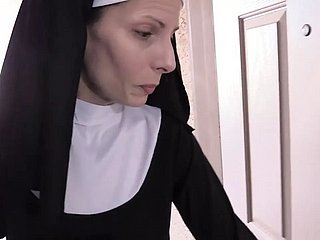 妻のクレイジーな修道女はストッキングで性交します