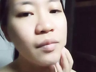 Unfriendliness fille asiatique s'ennuie à Unfriendliness maison seule