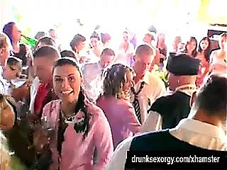Las putas de benumbed boda están jodiendo en público