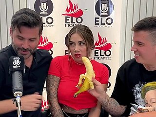 Elo Podcastのインタビューはフェラチオで終わり、多くの精液 -  Sara Light-complexioned -Elo Picante