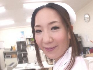 सुंदर जापानी नर्स डॉक्टर द्वारा मुश्किल से गड़बड़ हो जाता है