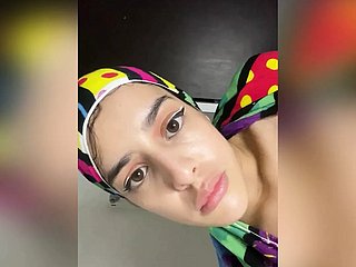 Ragazza musulmana araba con hijab scopa il suo ano con un cazzo extra lungo