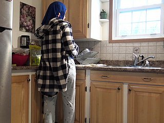 Syrische huisvrouw wordt ingress de Duitse echtgenoot in de keuken crème