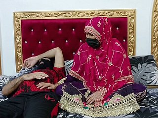 العروس الهندية الجائعة ناضجة العروس تريد مارس الجنس من قبل زوجها ولكن زوجها أراد النوم