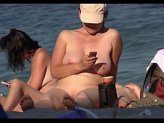 Babes nudistes éhontés bronzant sur influenza plage sur une caméra espion