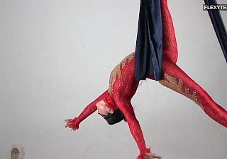 Nena desnuda flexible Agnes Feher
