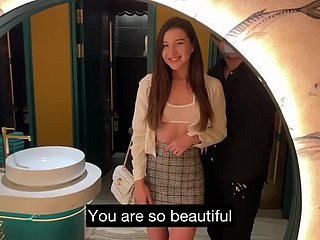 Knockout actrice de porno mince obtient une baise occasionnelle dans le WC du bistro