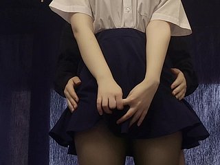 Sección una colegiala japonesa tímida después de estudiar y masturbar su coño