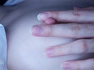 Playme de mamelon, morsure et sucre les mamelons // seins asiatiques naturels // massage mammaire japonais