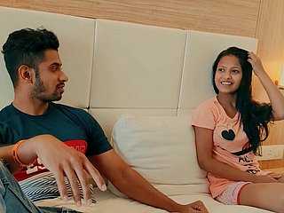 Le couple indien inferior enlève lentement ses vêtements mob avoir des association contact sexuelles