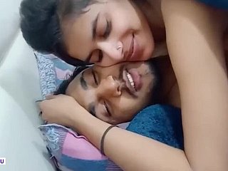 Linda chica india sexo apasionado con ex novio lamiendo coño y besos