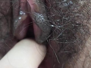 Buceta de garotinha fofa coberta de esperma