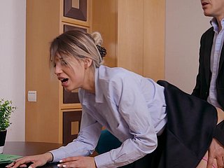 Elena Vedem disfruta durante el sexo en estilo perrito en chilling oficina