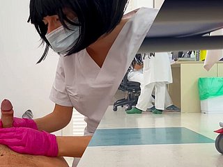 La nuova giovane infermiera studentessa controlla il mio pene e io abbiamo un flounder