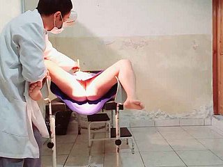 Doktor wykonuje badanie ginekologiczne na kobiecej pacjenta, że ​​wkłada palcem w jej pochwę i putter around podekscytowany