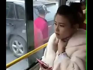 Une fille chinoise s'embrassa. En bus .