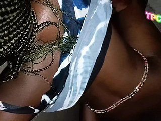 Schwarzes Paar aus dem Kongo macht Liebe und Hardcore-Sex wide einer Ecke eines Kirchenhauses