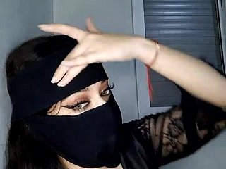 MILF árabe se burla de mí en icy webcam